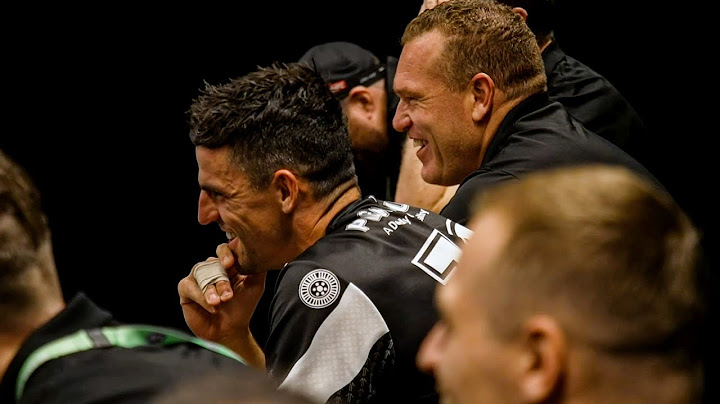 Coach surprises players with singer for team meeting 😂