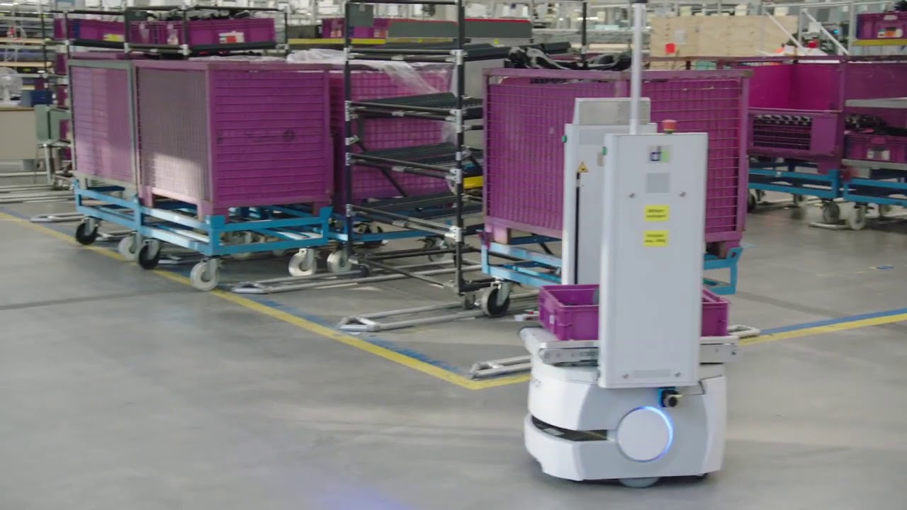 Innovative production logistics at automotive manufacturer with Mini Smart Transport Robot MiniSTR