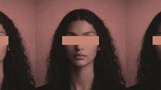 Maison Calvin - Main Girl