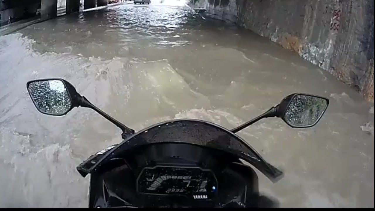 1 metre sudan Motosiklet İle geçmek / İstanbul Fırtınası