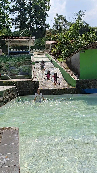 Berenang Sambil Main Perosotan
