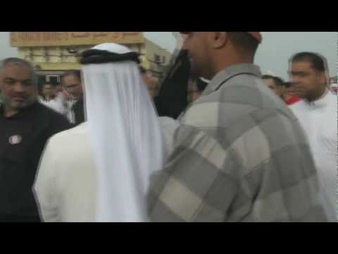 والد الشهيد علي الشيخ يثور على المرتزقة قرب مركز الشرطة 23 3 2012