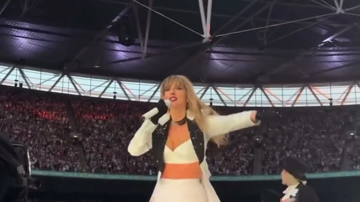 The full video of Travis Kelce and Taylor Swift on stage #LONDONTSTHEERASTOUR