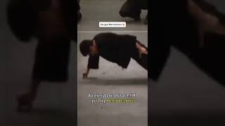 Tidak hanya fisik, bruce lee juga melatih mentalnya agar tetap selalu fokus. #kungfu #brucelee