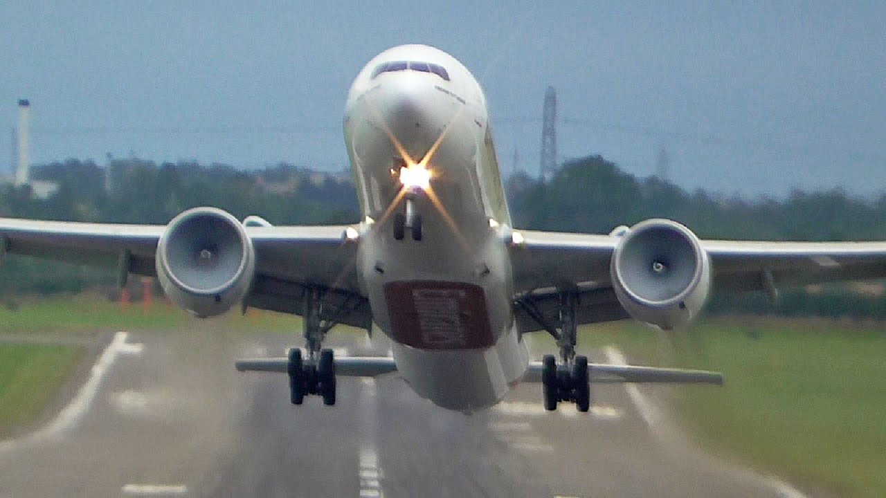 Impressive Take-Off Emirates Boeing 777 A6-ECZ departing Newcastle Airport