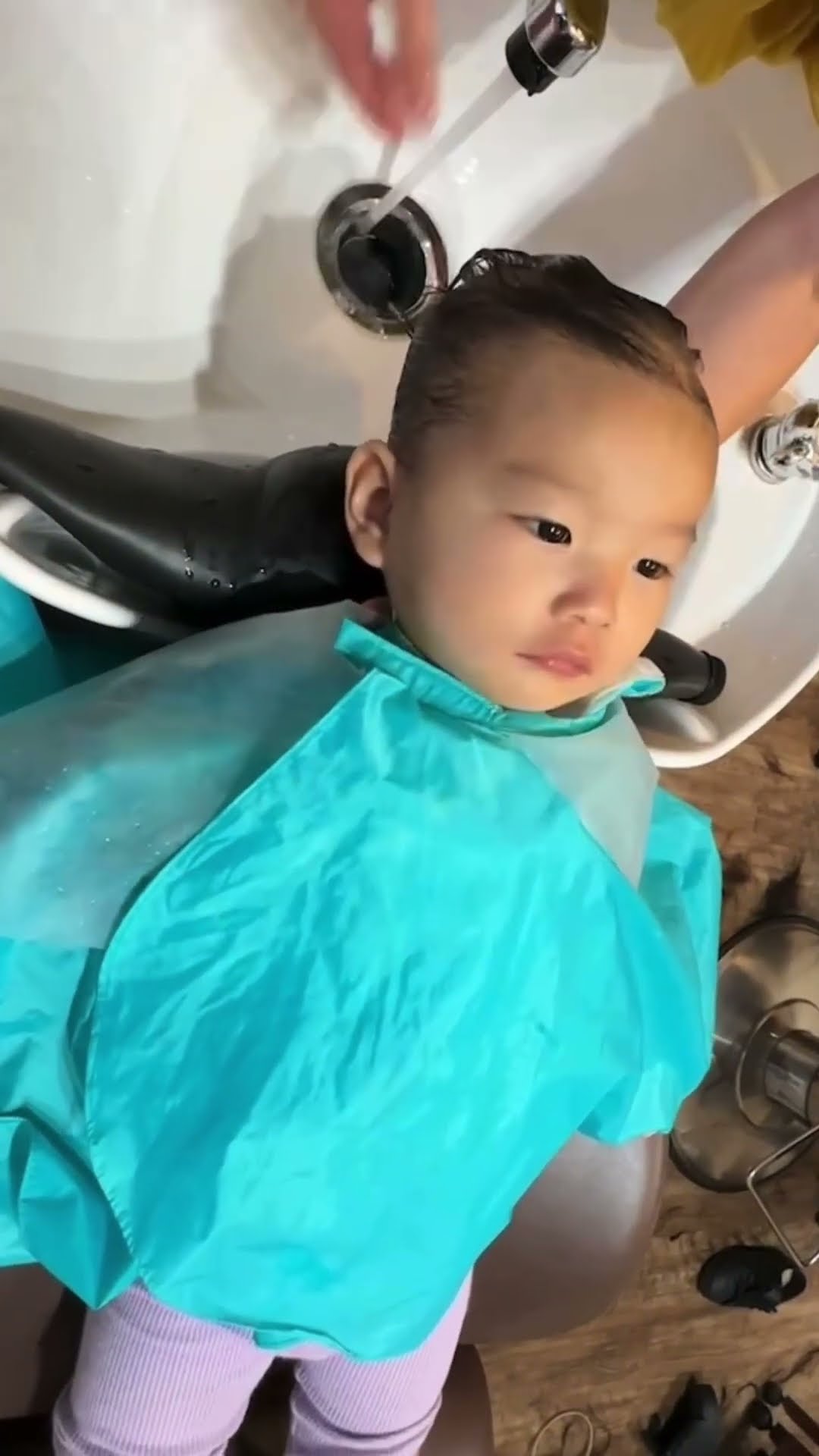 はじめての美容院は前髪1cmカット✂️ - YouTube