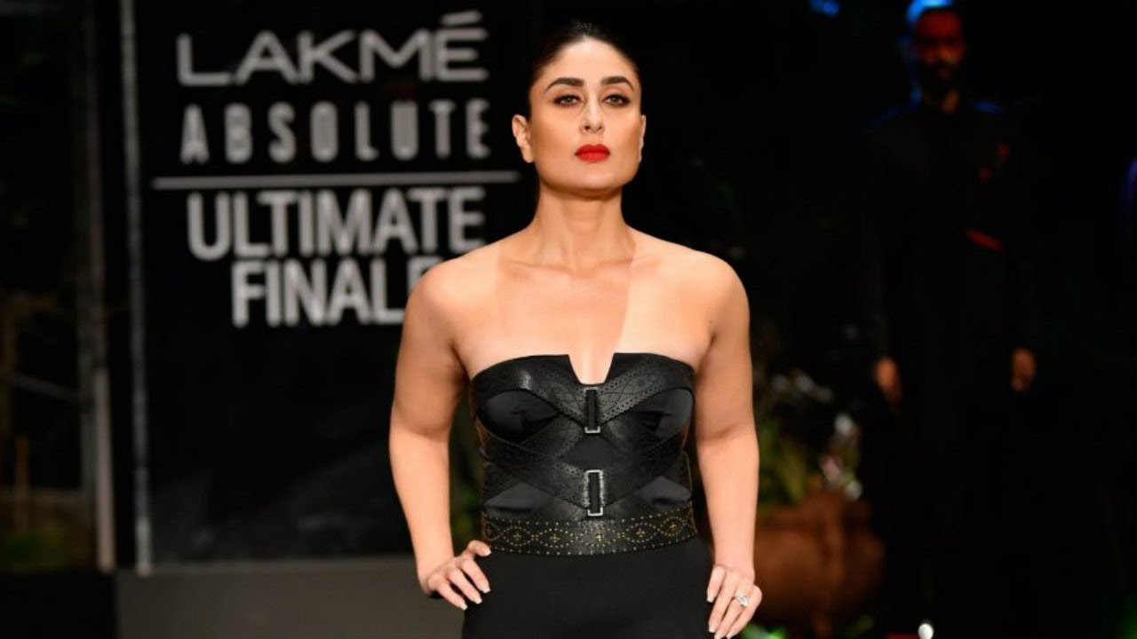 Kareena Kapoor Walks For Shantanu & Nikhil | Spring/Summer 2019 | Lakme Fashion Week