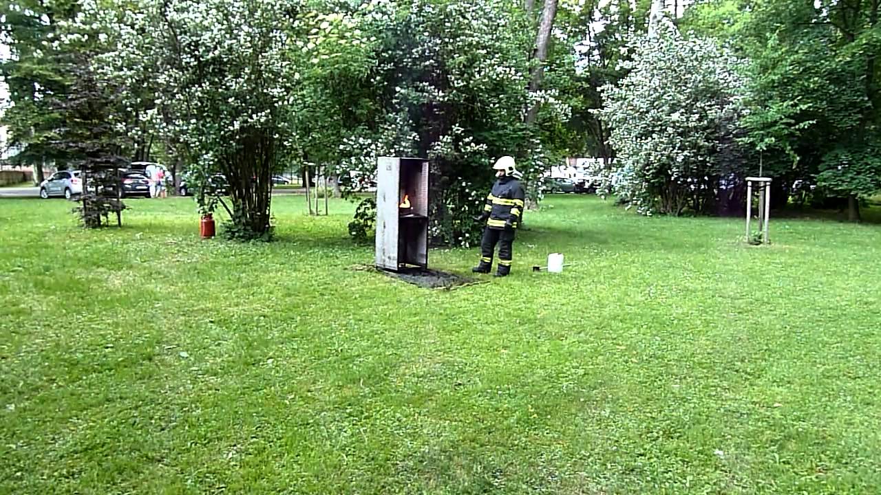 Hasiči - ukázka hašení oleje