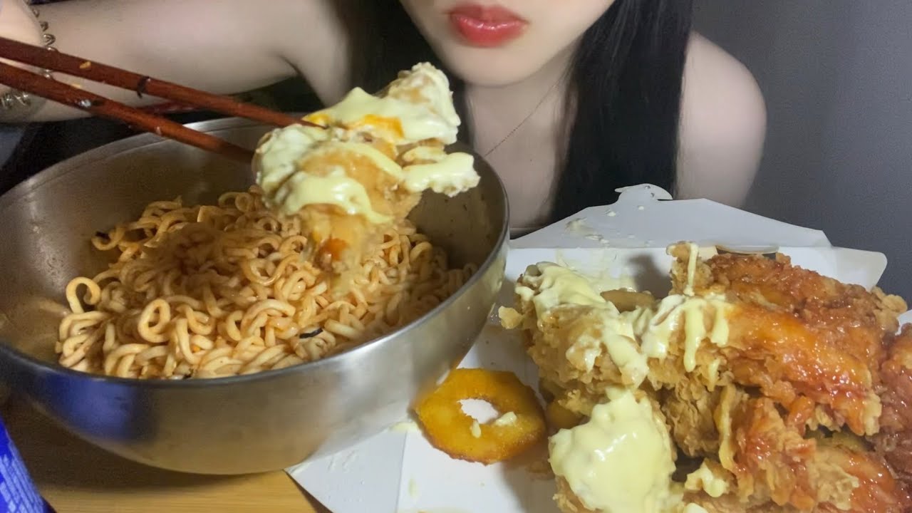 Spicy chicken noodles and fried chicken! They should be a perfect match!