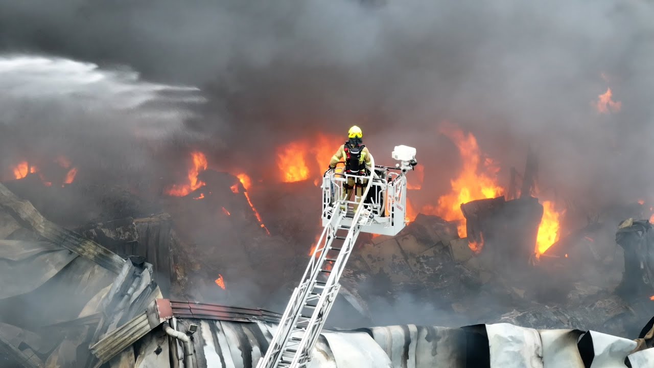 🚨🔥 Tak strażacy walczą z pożarem hali w Kędzierzynie-Koźlu!