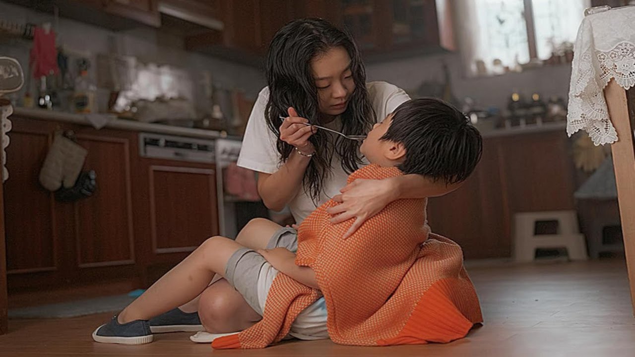 أم و ابنها بيقعوا في تجربة خطيرة تهدد حياتهم علشان هدفها تغير نظام الكون فبتتورط في مشكله كبيرة