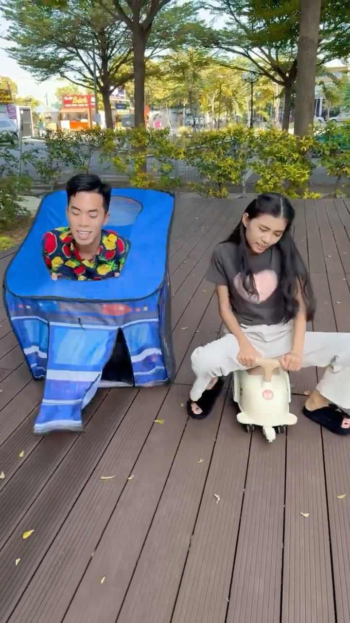 Xe đồ chơi cảnh sát và cậu bé tốt bụng | Police car toy and kind boy #shorts