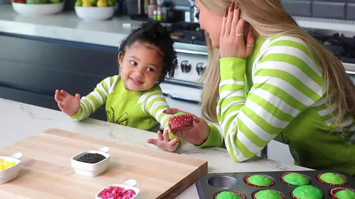 Kylie Jenner: Grinch Cupcakes with Stormi