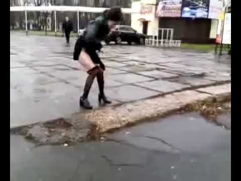 Mulher não aguenta diarreia  e faz na rua!!