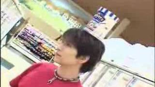 gackt balancing ice cream on his head!!!
