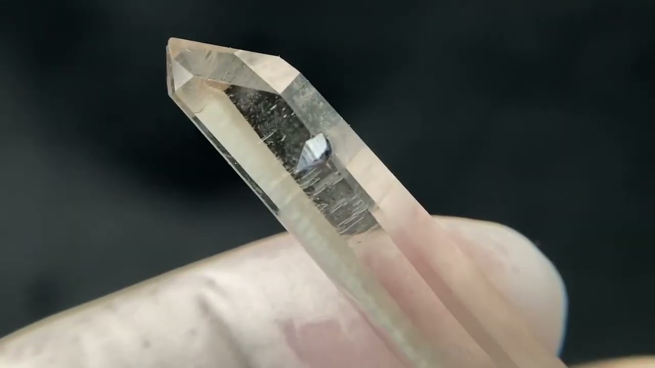 ノルウェー産ブルーアナテース付き水晶原石 7.1g - パーフェクト