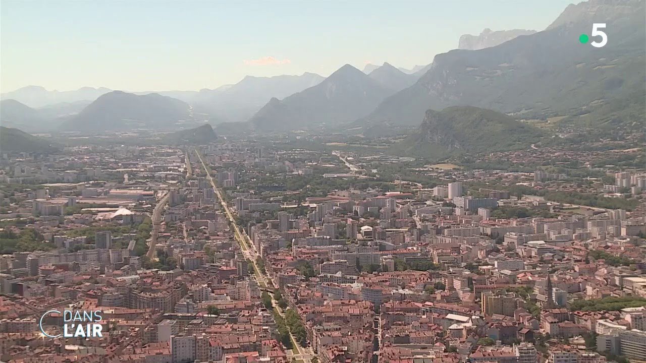 Grenoble, les résultats d'un écologiste au pouvoir - Reportage #cdanslair - 04.03.20