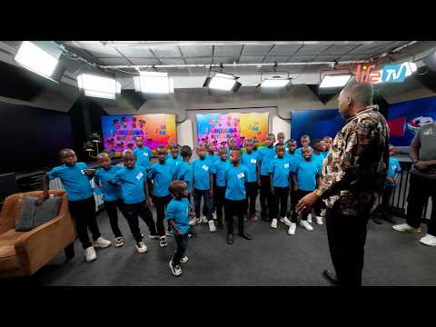 ‎Abana bo muri Paruwase ya Kayonza basuye Life Radio & TV banerekwa uko ibiganiro bikorwa.