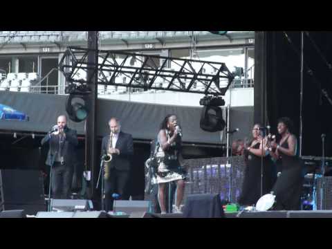 Sharon Jones & The Dap Kings (feat. Prince) live @ StadeDeFrance 30.06.2011