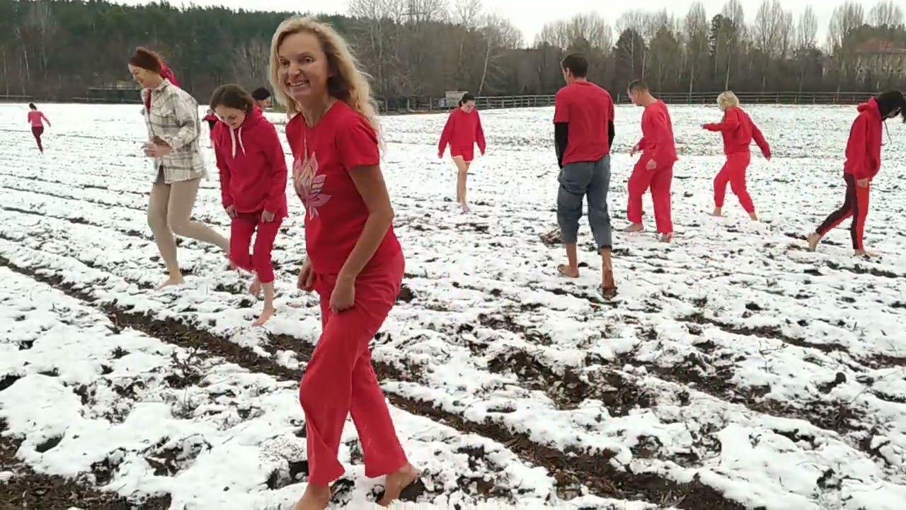 Хождение босиком по снегу - YouTube