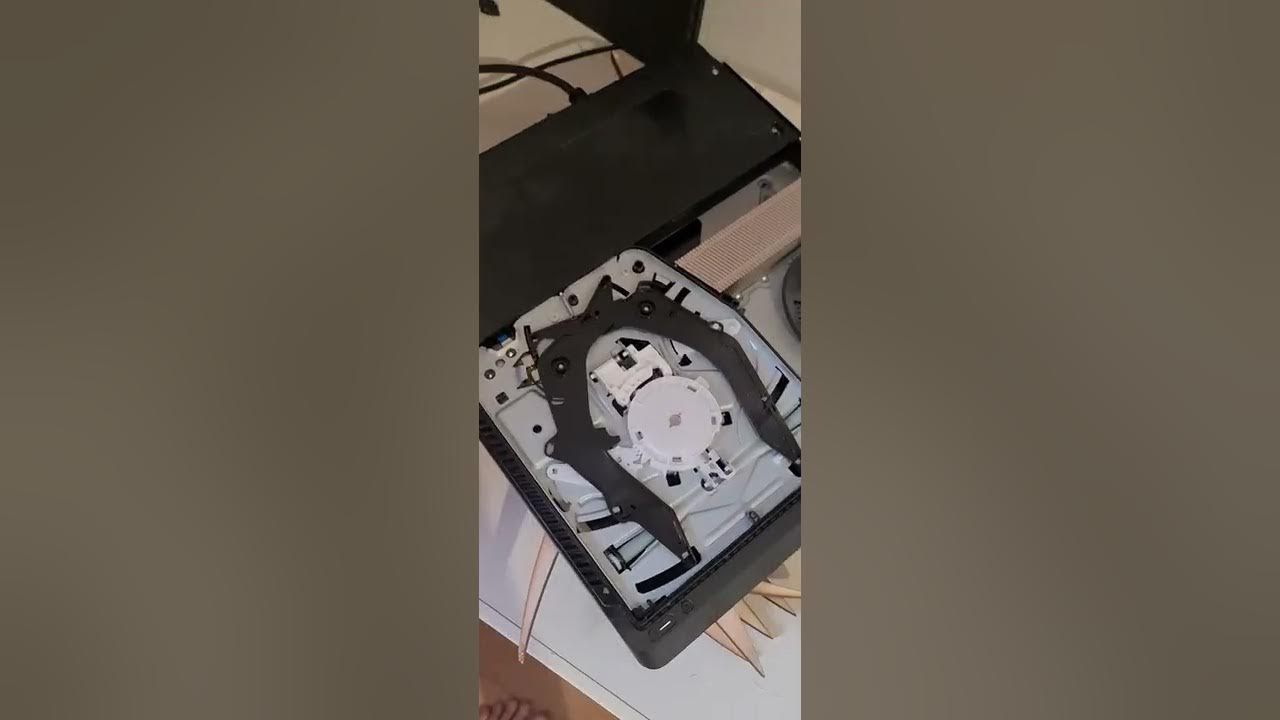 PS4 How to insert DISC into Your Playstation 4 (PRO) Tutorial sort version - You