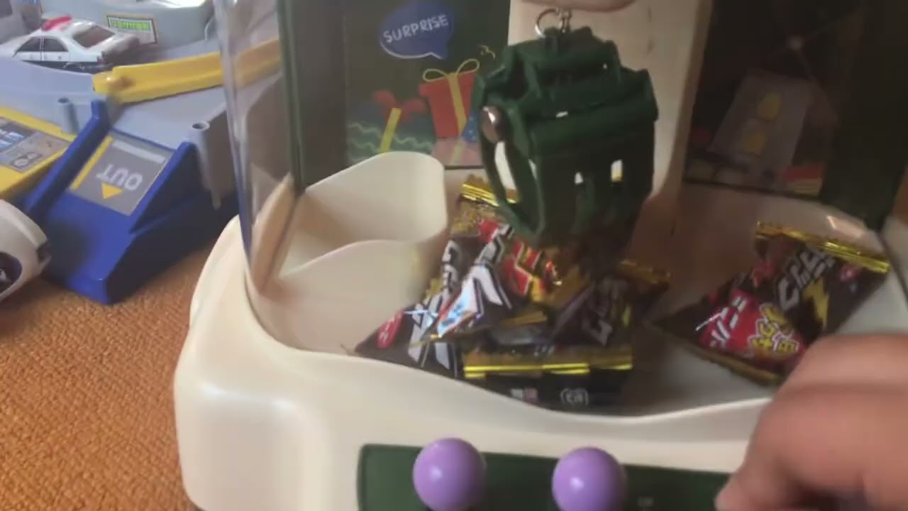 candy grabber Electric fan claw machine with chocolate in japan ufo catcher