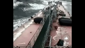 Cảnh tượng hãi hùng, tàu khổng lồ gặp bão trên biển #shorts