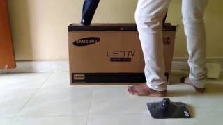 Samsung UN24H4000 – 24-inch 720p HD Slim LED TV CMR 120 Plus Bundle. Bundle Includes TV, Flat TV Mount, 3 Outlet Surge protector w/ 2 USB Ports, 2 -6 ft High Speed HDMI Cables, Performance TV/LCD Scre Samsung 24-inch LED TV Unboxing