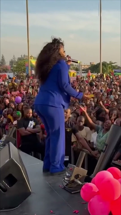 Makhadzi performing in Mozambique 🇲🇿🔥💃crowd singing along with her #thekingofamapiano #tkoa