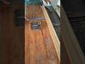 Membelah kayu yang serupa dengan panduan pembatas #woodworking #diy #tips #tools #tricks