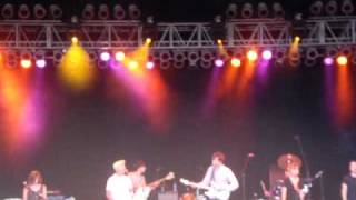 The Dirty Projectors performing Knotty Pine with David Byrne @ Bonnaroo 2009