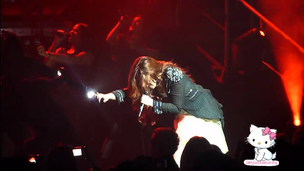 Demi Lovato - Unbroken & Travis pranks Demi at the Rosemont Theatre in Chicago 12/3/11