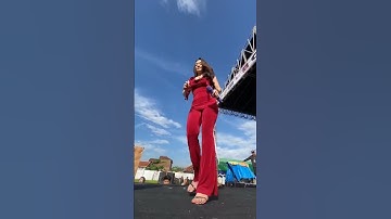 Difarina indra adella di atas panggung