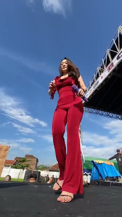 Difarina indra adella di atas panggung
