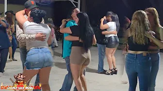 Ya no llores muchachita!! vamonos a Chihuahua a un baile del bosque