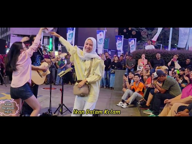 Giesel gadis Indonesia tak boleh tahan kerana lagu ini...Ikan Dalam Kolam  - Bob Sentuhan Buskers class=