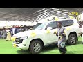 UTAPENDA ASKOFU PROSPER LYIMOAKIKABIDHIWA ZAWADI YA GARI MPYA APIGA HONI ISHARA YA KUIPOKEA 
