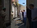 مشاهد لإزالة بوابة في حي المجلية الغربية بمديرية القاهرة بتعز، بعد تسببها بإعاقة حركة السكان
