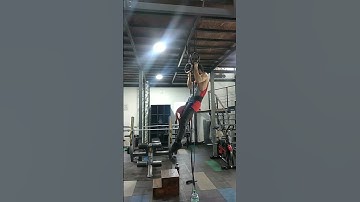 Ring pull ups (Dominadas en anillos). +12kg x 12 reps.