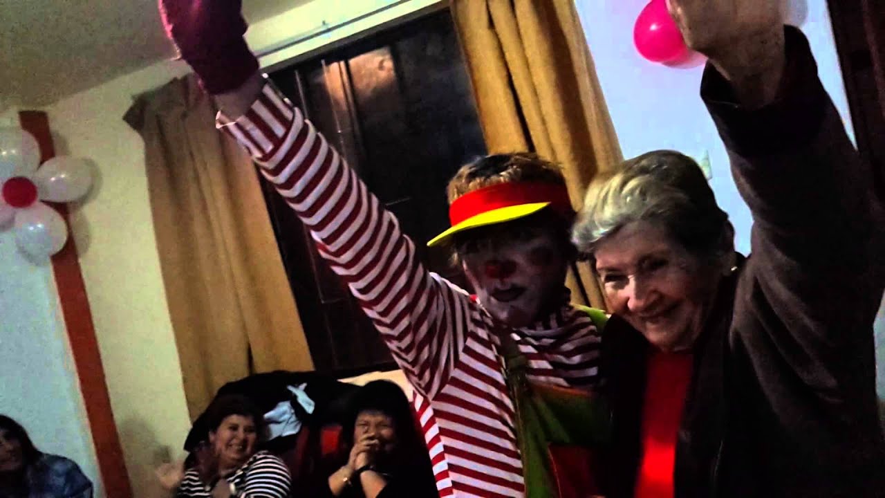 Abuelita bailando con el payaso Rocotin - YouTube