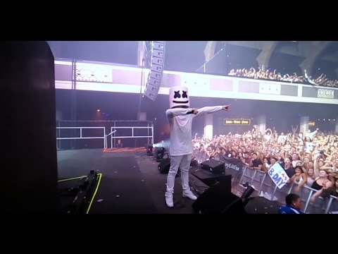 Marshmello and the Mellogang do the biggest mannequin challenge at the Shrine