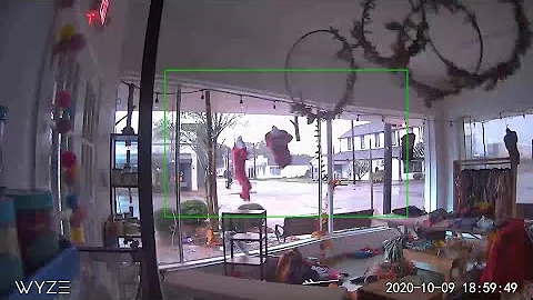 WATCH | Shattered windows, merchandise blowing in Hurricane Delta's winds at Blanc on Boston