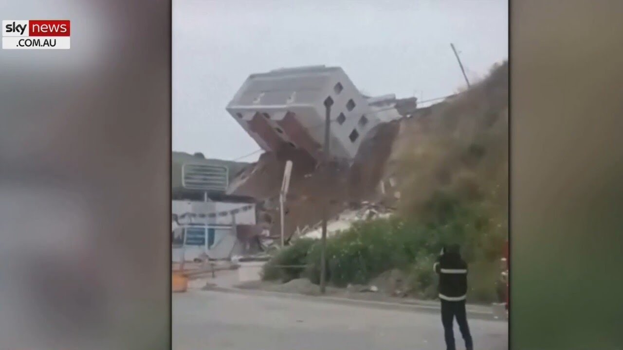 Landslide triggers building collapse in Mexico
