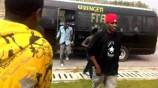 Wasanii wakishuka kwenye tour bus - Serengeti Fiesta 10 Mwanza.3GP