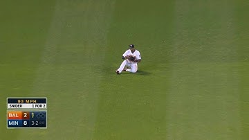 BAL@MIN: Hicks makes sliding catch to take away a hit