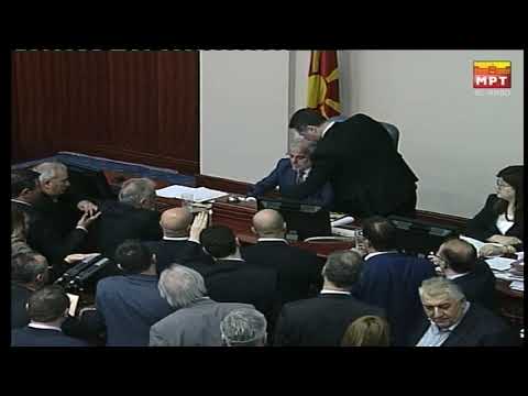 Инцидент во Собранието и пратениците на ВМРО- ДПМНЕ се собраа околу говорницата на Талат Џафери