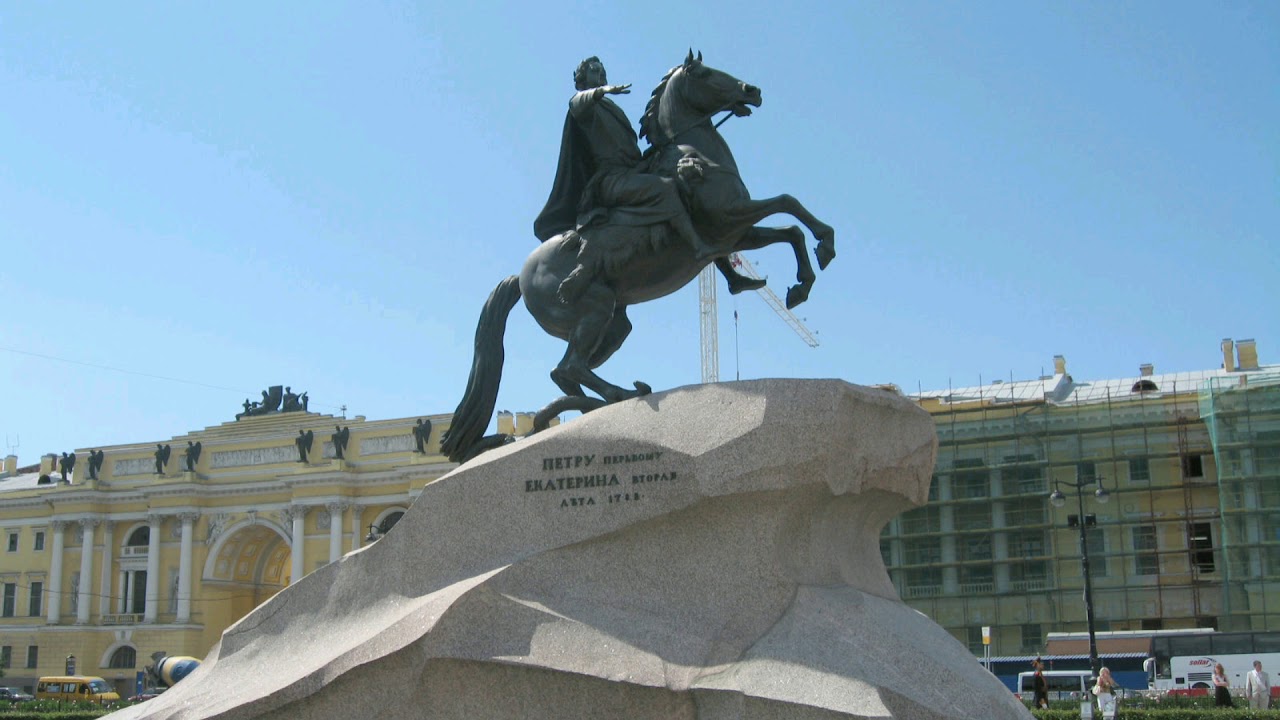 Памятник петру в санкт петербурге. Памятник Петру 1 в Санкт-Петербурге. Статуя Петра 1 в Санкт-Петербурге. Петр 1 скульптура Петербург. Памятник Петру первому в Питере.