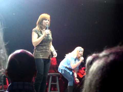 Reba & Melissa Peterman singing "Im A Survivor" in...