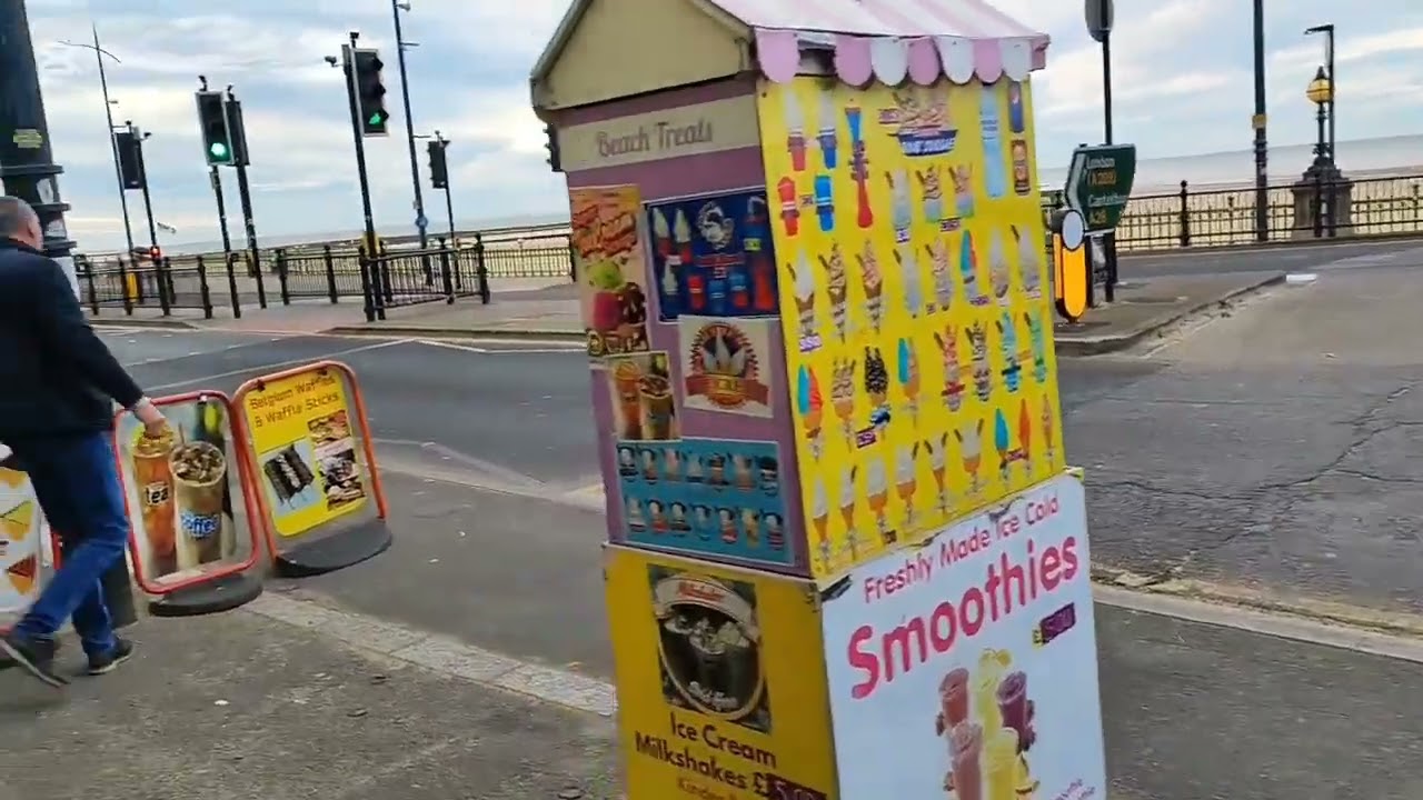 यु केको समुन्द्र छेउमा माछा समात्दै 