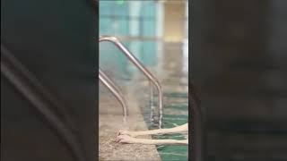 Cewe Cantik Berenang Di Kolam Renang